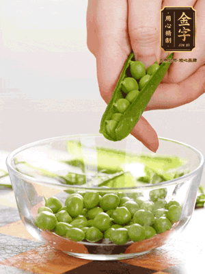 處理食材，藕切片，豌豆剝殼，菱角剝殼， 依次焯水