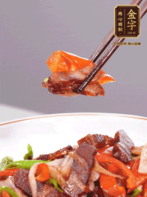 下藕帶、青紅辣椒翻炒均勻