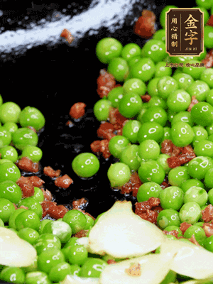 鍋內(nèi)少許油，下火腿煸香，再下甜豆米、百合翻炒，少許鹽、一點(diǎn)水煮到收干