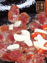 香腸煸香，加大蒜、小米辣增加香味