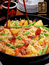 加水，沒過大部分食材。把瀝干水分的米飯均勻地鋪在上面，筷子戳幾個(gè)洞