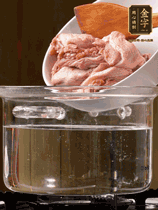 麻鴨切塊，冷水下鍋，加蔥姜、料酒焯水。撈出溫水洗凈