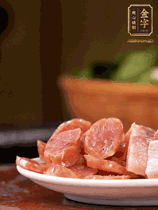 金字咸肉、金字香腸煮熟。咸肉切條、香腸切片備用。