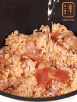 一起放入電飯鍋，加入剛好沒過食材的水。