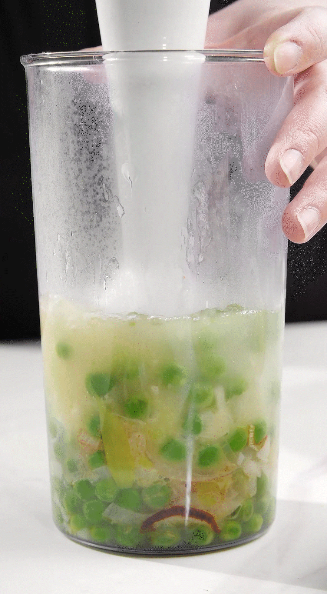 炒好的蔬菜+高湯或熱水，倒入破壁機攪打細膩絲滑即可。