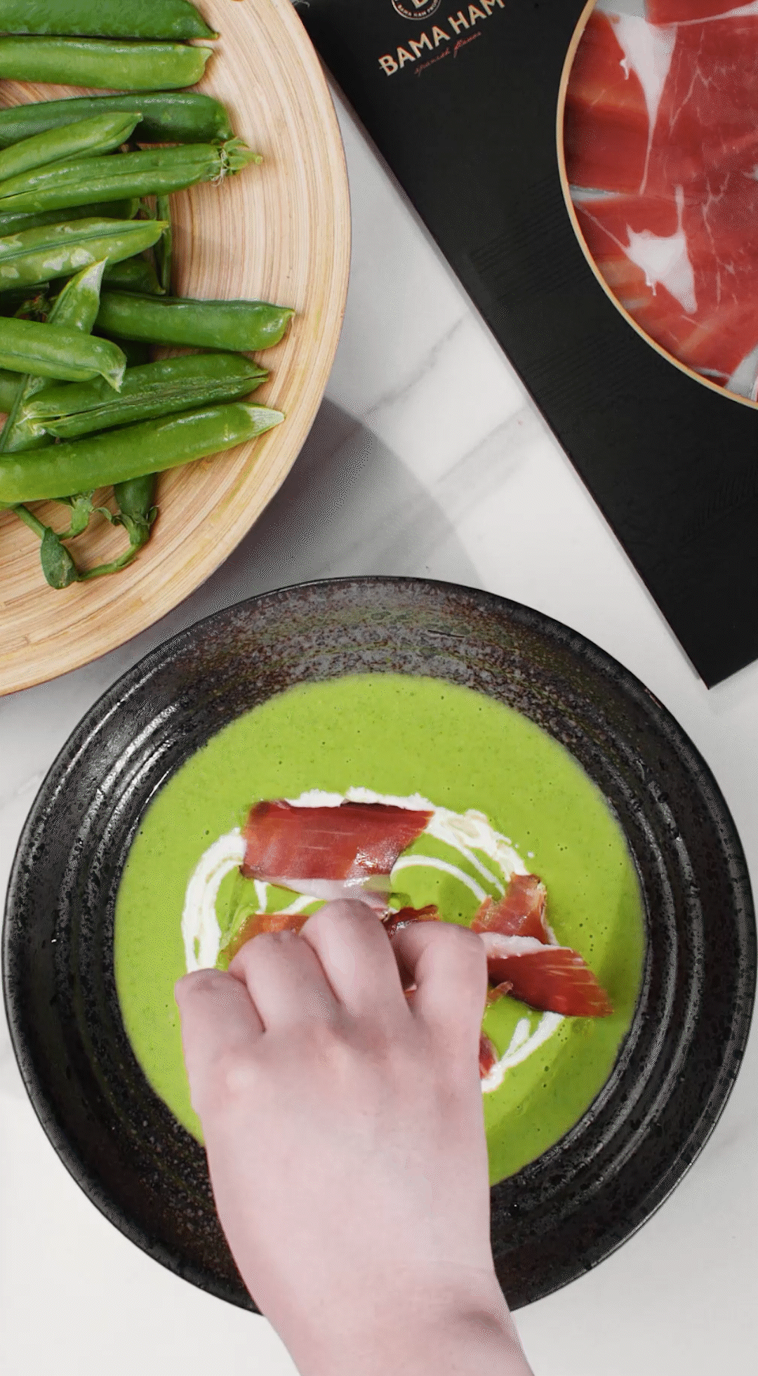 將上述擺盤的食材依個人喜好適量點綴即可。