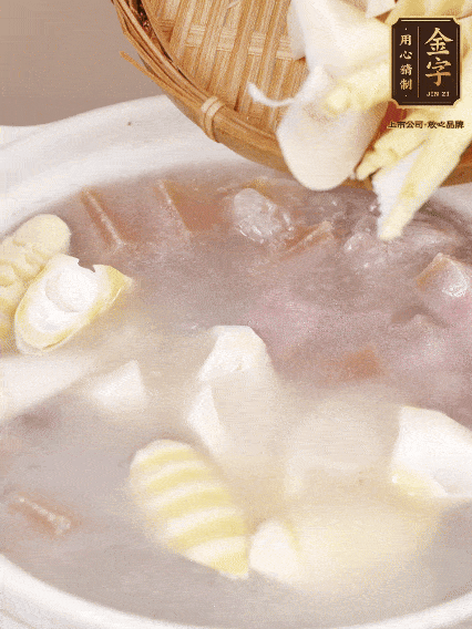 小火燉20分鐘后，放入春筍燉15分鐘