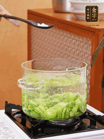 蠶豆剝?nèi)ネ鈿?，加鹽焯水30秒