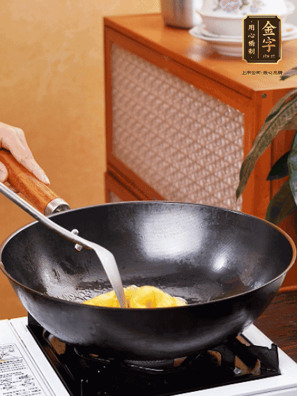 熱油，下雞蛋液煎好，盛出備用