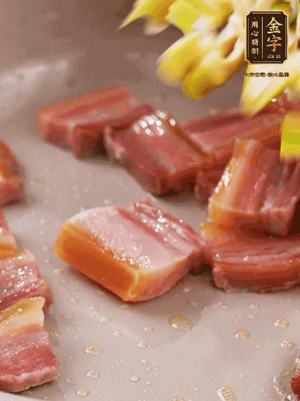 再放春筍翻炒一下，倒入砂鍋中，加適量的熱水，大火燜煮6分鐘