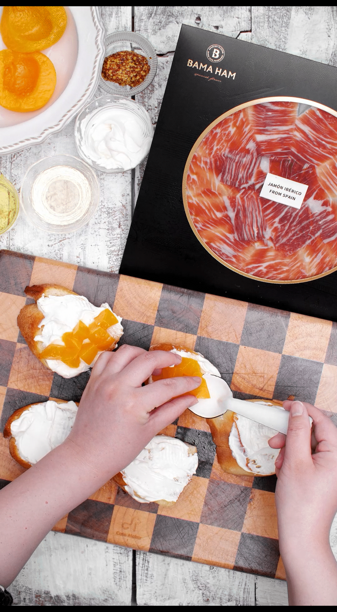 法棍涂抹奶油，放上黃桃和巴瑪火腿