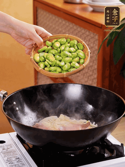 最后下蠶豆繼續(xù)煮3分鐘