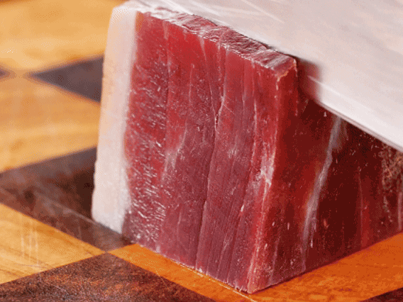 金字火腿去皮切片，溫水浸泡5分鐘