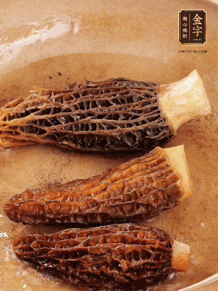 少許油，新鮮羊肚菌煎香