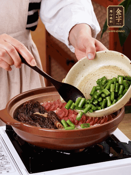 鋪上金字香腸、羊肚菌、蘆筍，蓋蓋子燜7分鐘