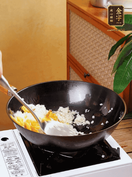 3個(gè)雞蛋攪成蛋液，下鍋煎至5成熟