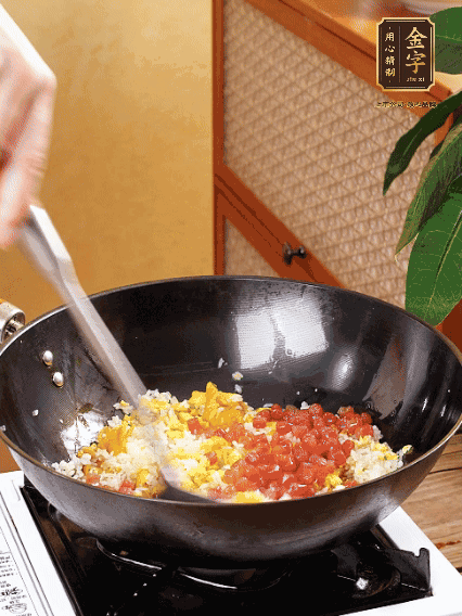 放隔夜飯攪散，加香腸，1勺生抽、半勺鹽調(diào)味。最后撒蔥花