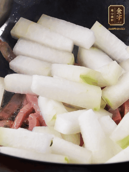 再下冬瓜微微煸炒，加一小碗水，中小火煨5分鐘