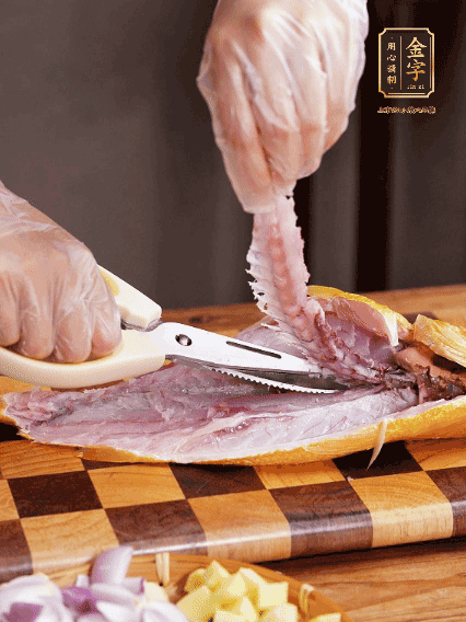 黃魚處理干凈，對半片開去骨，泡入蔥姜水、料酒、鹽調(diào)成的料汁中浸泡15分鐘，擦干水分