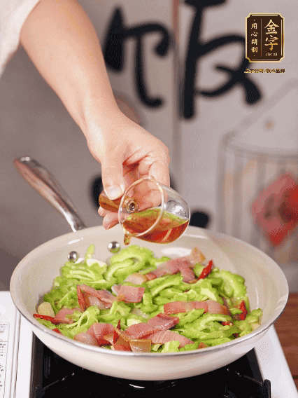 淋一圈料酒，少許糖調(diào)味