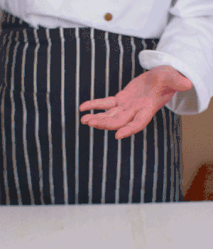 小蔥切碎，淡火腿切碎。