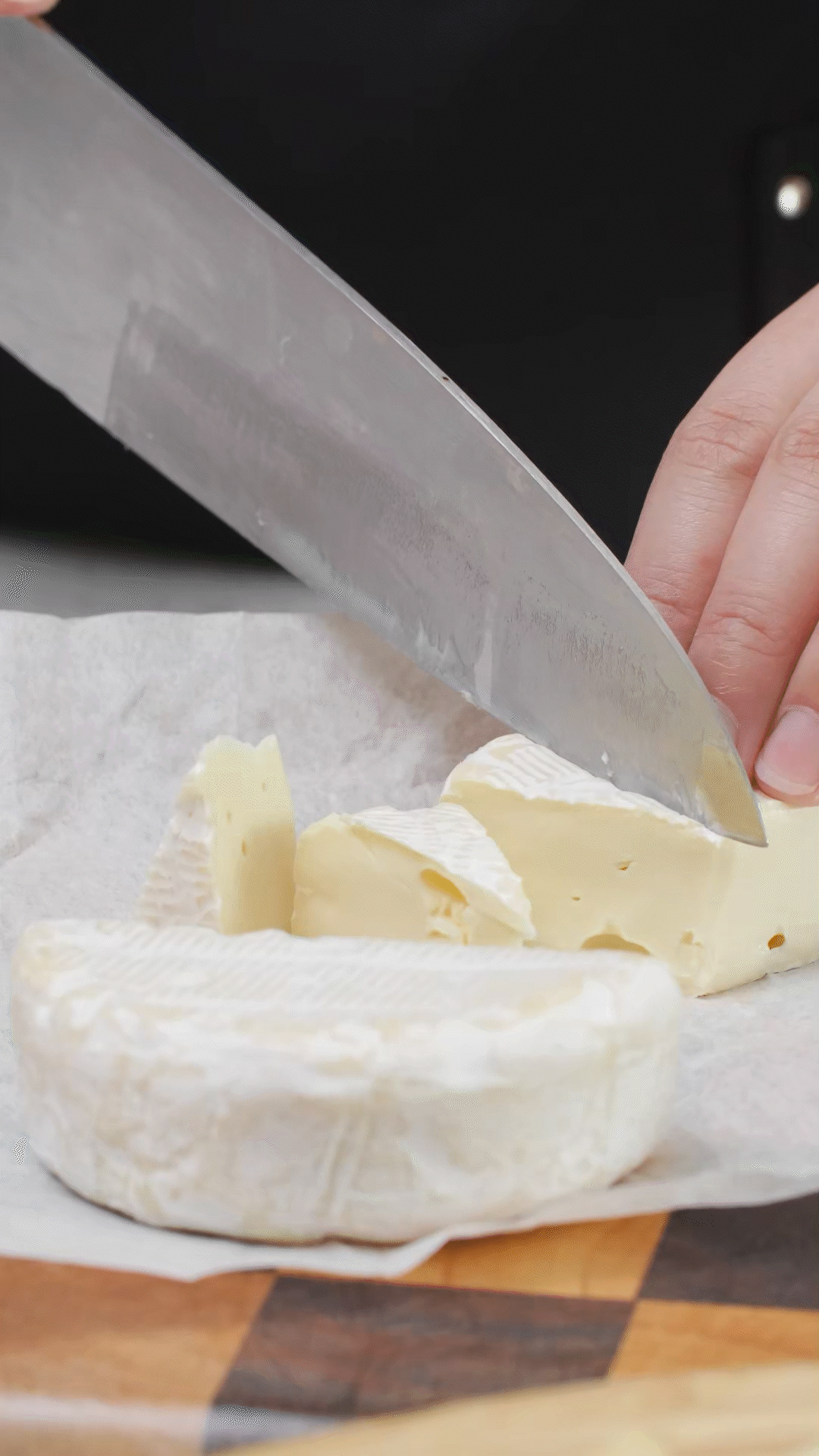 ①布里奶酪切塊、蘇打餅干掰成合適大小