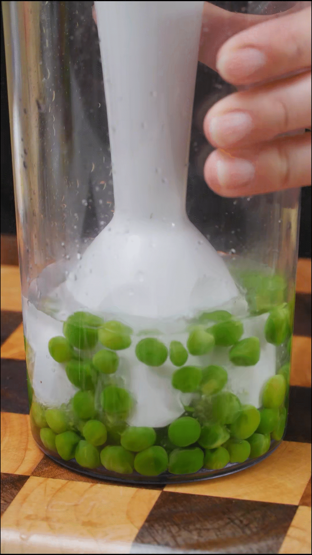 斷生的豌豆加水和大蒜，放入料理機(jī)打成糊狀
