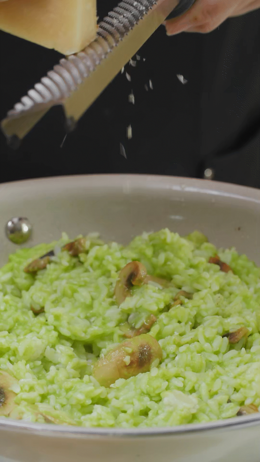 倒入豌豆泥、干酪、一塊黃油和黑胡椒海鹽調(diào)味
