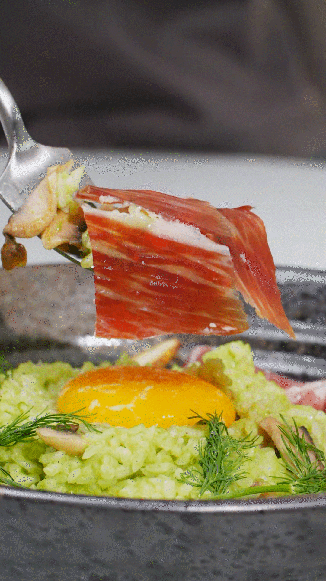 沿著碗邊依次放上：巴瑪火腿、玉米筍、蒔蘿