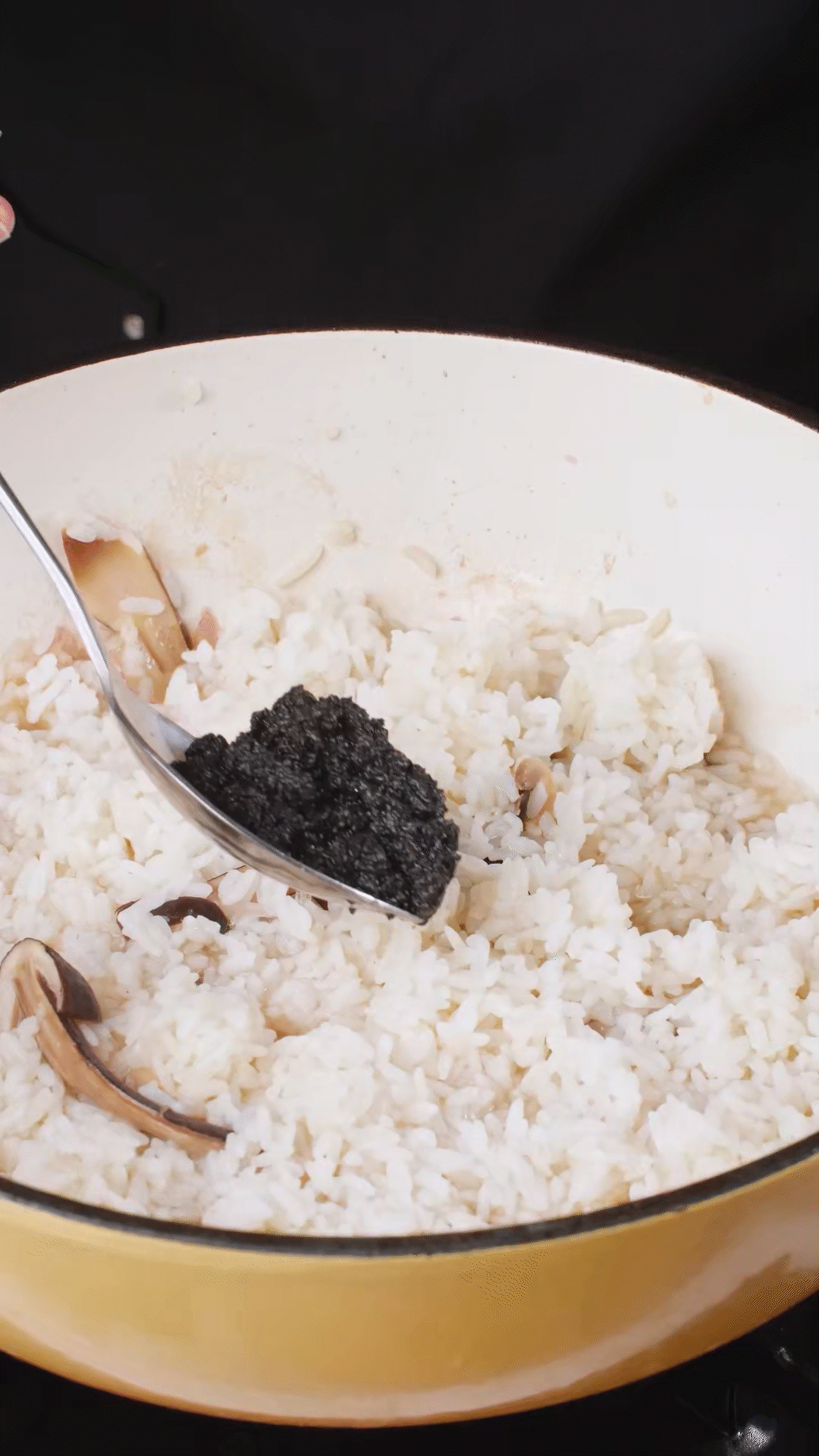 底油放入洋蔥爆香后加入黑皮雞樅菇、口蘑，用白葡萄酒增鮮
