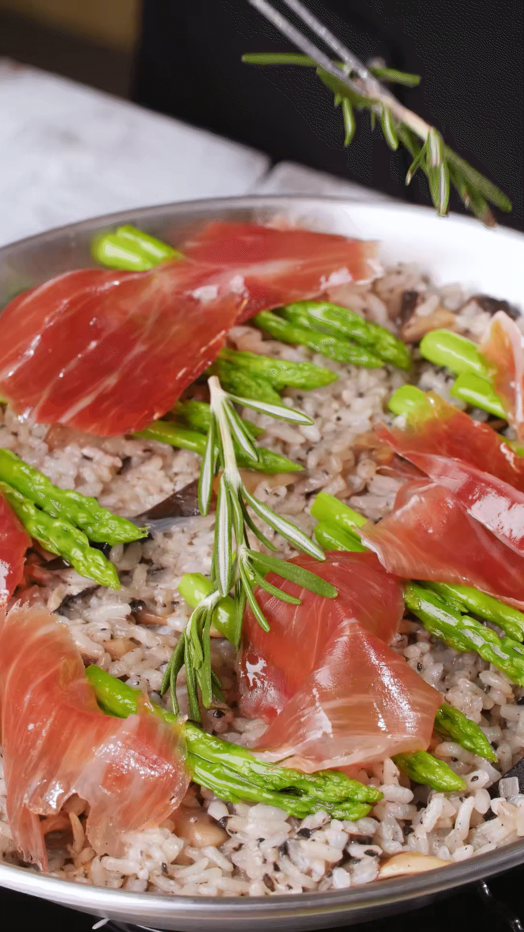 放上巴瑪火腿和蘆筍、點綴迷迭香、三色堇