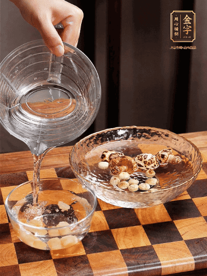 將雞肉、鮑魚、蝦仁焯水，冬菇、蓮子、干貝泡發(fā)