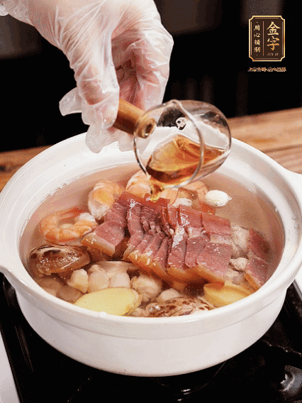 7種食材+帶皮冬瓜塊用砂鍋/電飯煲煮湯功能煮熟，少許鹽、花雕調(diào)味