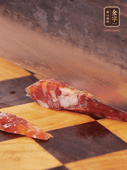 金字金華香腸切片，調(diào)制煲仔飯料汁：生抽2勺+蠔油1勺+1勺芝麻油+半勺糖