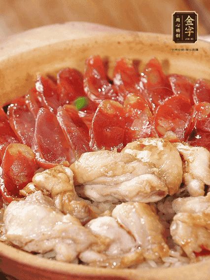 蓋蓋小火燜，沿鍋邊淋一圈油，轉(zhuǎn)動砂鍋燜4分鐘