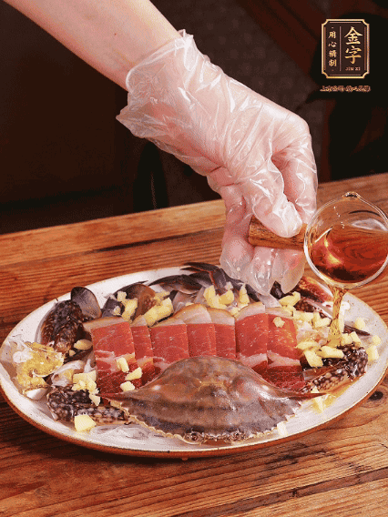 冷水上鍋蒸12分鐘（具體看蟹的大?。詈笕錾鲜[絲、澆上熱油即可