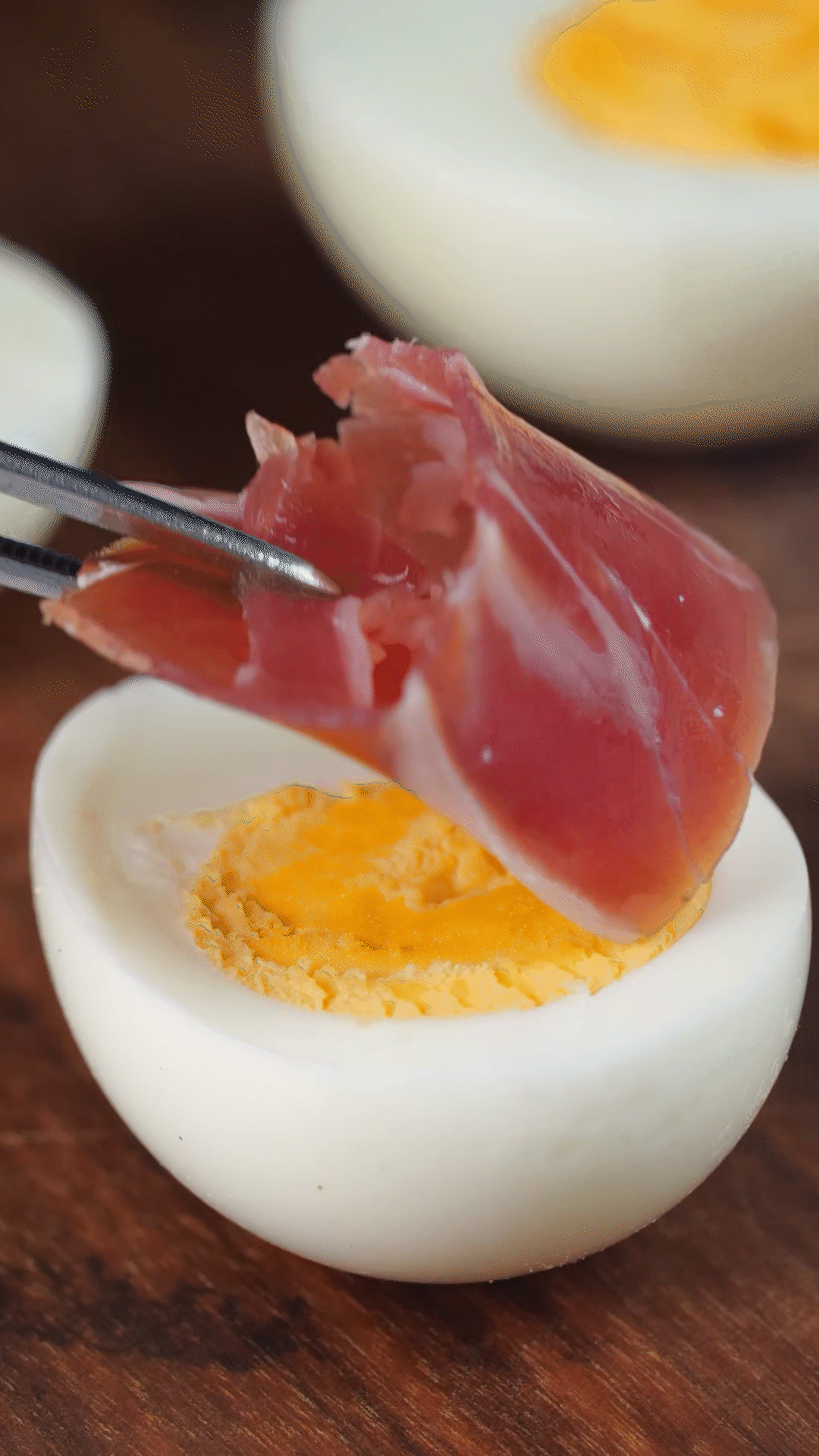 撈出過冷水，去殼后對(duì)半切開