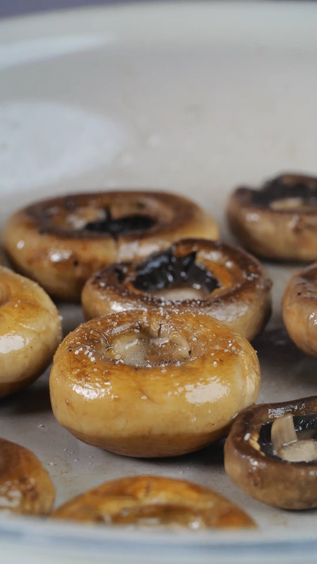 鍋內(nèi)放橄欖油，將口蘑煎至兩面微微焦黃，用黑胡椒海鹽調(diào)味