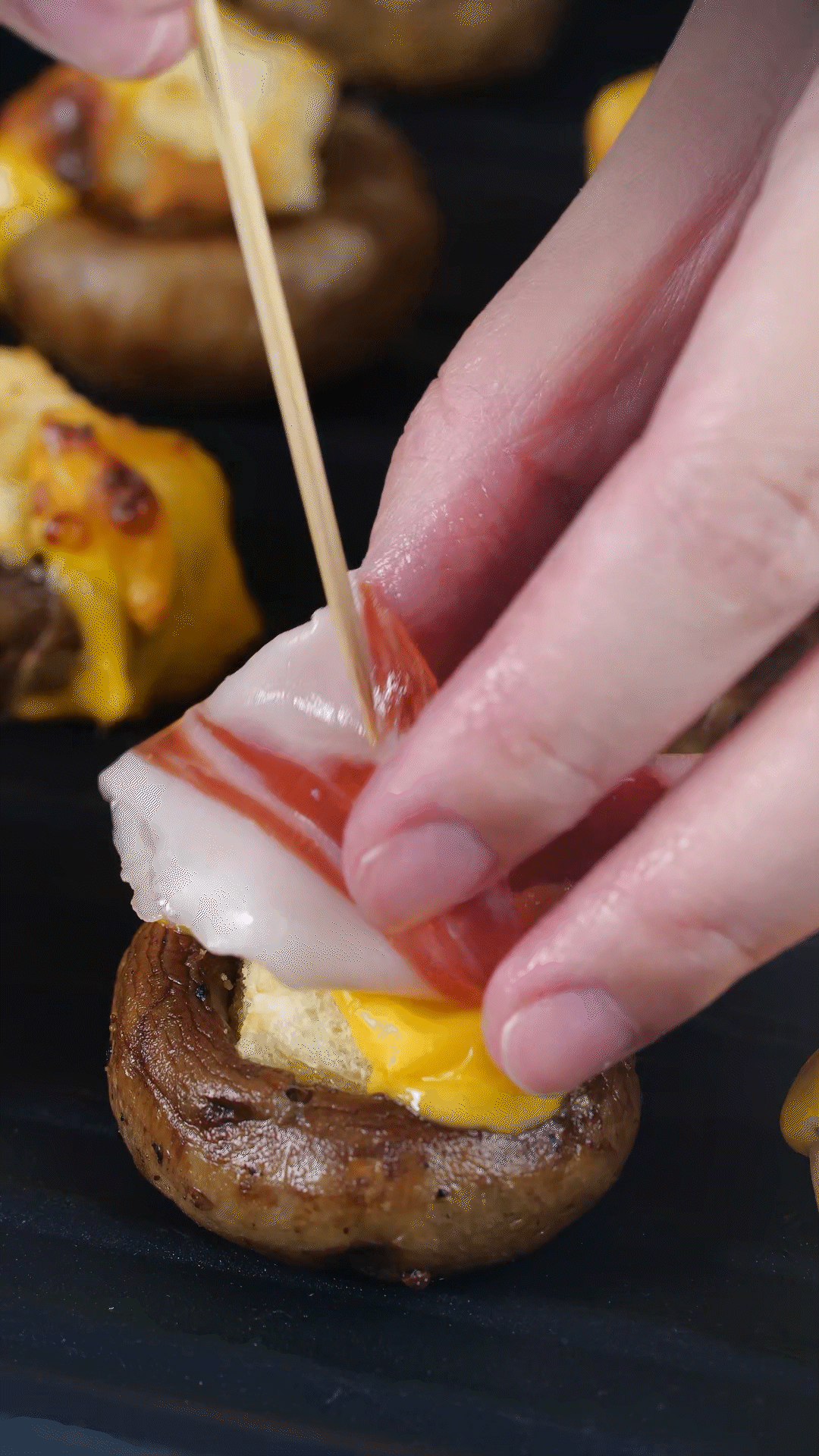 將火腿卷一卷，放在最頂部，插上竹簽