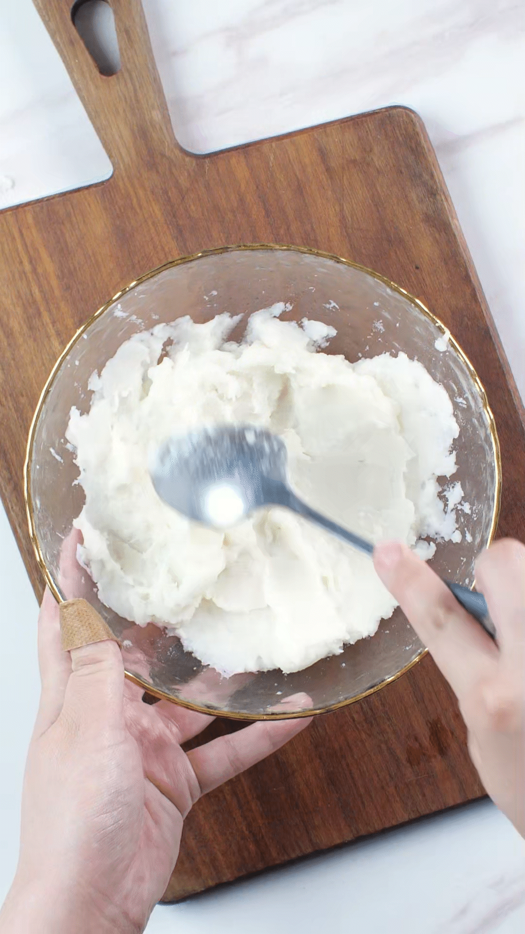 山藥去皮蒸熟，用涂抹奶酪、海鹽、橄欖油調味