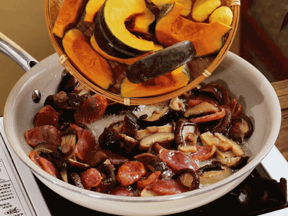 清洗好的大米放入電飯鍋，加裹滿醬汁的食材，再加剛好沒過食材的水，攪拌一下