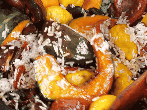 電飯煲正常煮飯模式煮飯。出鍋后撒點蔥花