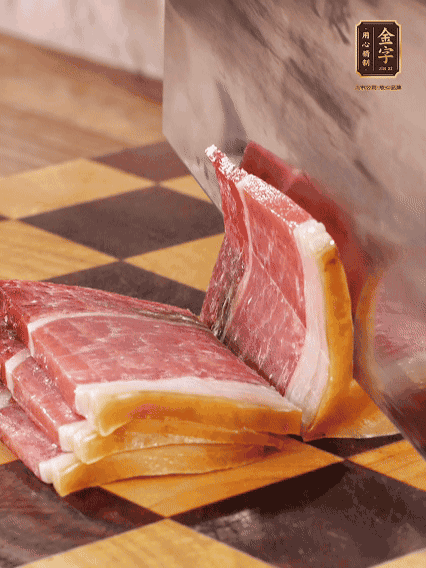 金字火腿切片，溫水浸泡5分鐘；肉皮泡發(fā)，切成小塊。