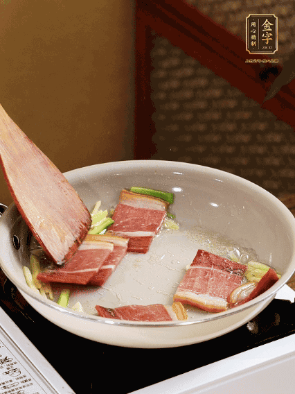 熱油下鍋，火腿、蔥姜蒜煸出香味備用