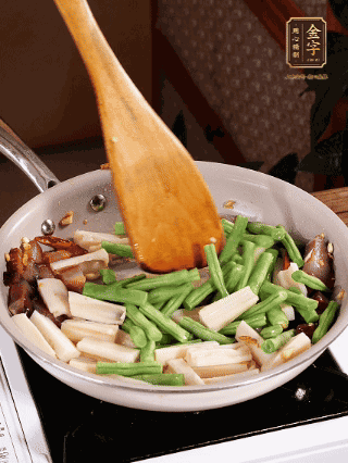 加少許生抽、蠔油、料酒、雞精調(diào)味，少許清水燜2分鐘，炒至豆角皺皮即可