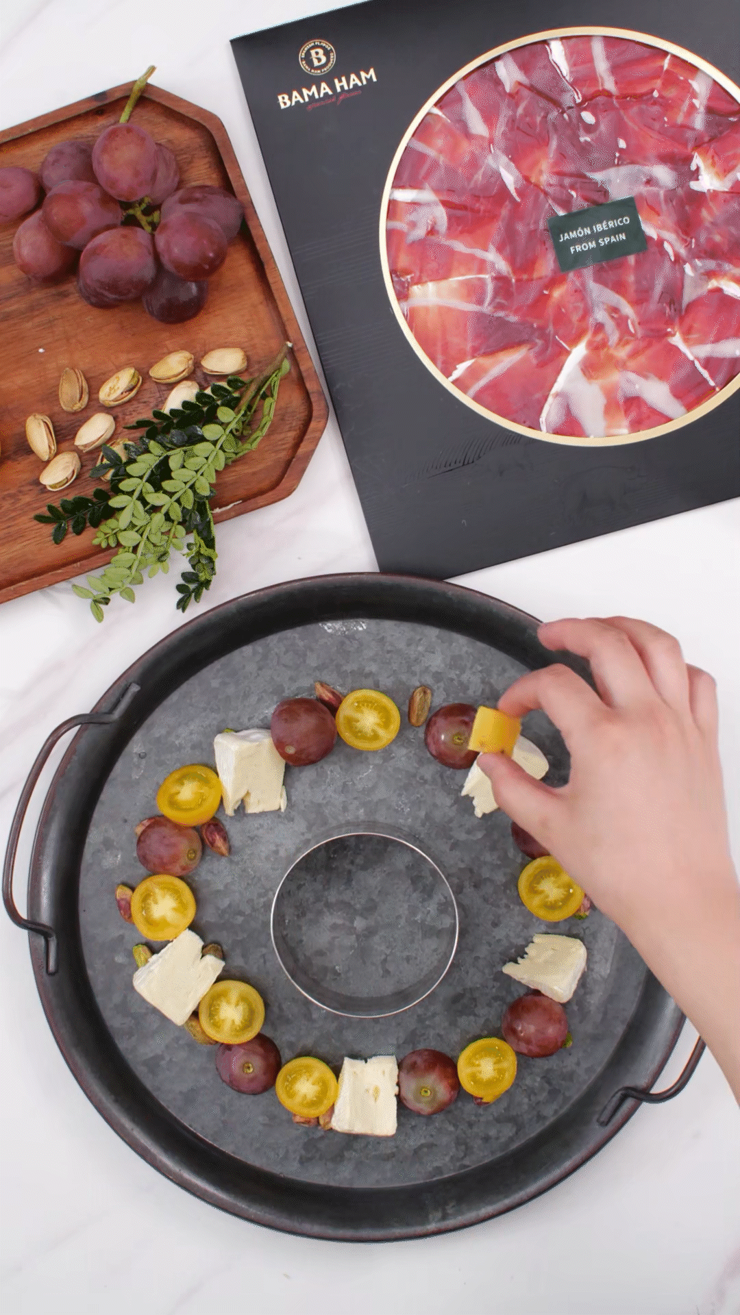 準備一個大盤子，中間放上模具（或是一個空碗）預(yù)留空位，沿著磨具把食材擺盤成花環(huán)裝