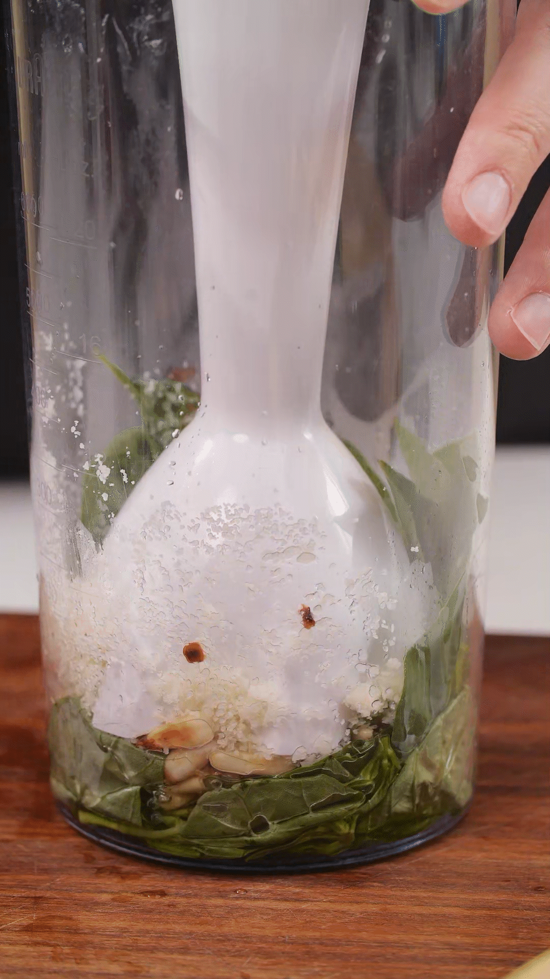 青醬制作：將羅勒去梗，只保留葉片，放入料理機(jī)
