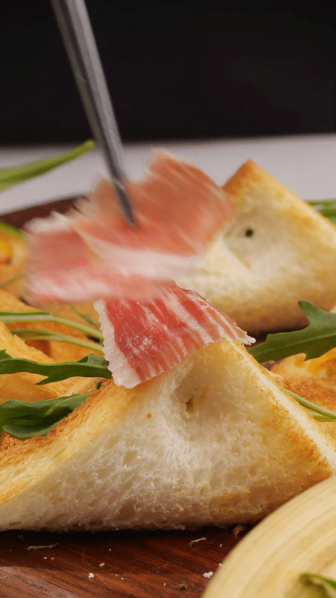 對(duì)折，用牙簽固定
