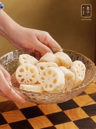 蓮藕洗凈削皮，切大塊，用鹽、糖腌制30分鐘。