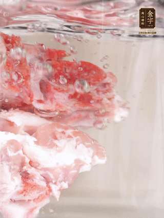 豬骨冷水下鍋，加蔥姜、料酒焯水4分鐘。